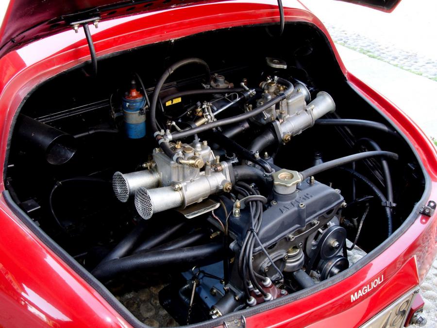 Моторный отсек Fiat Abarth 1000 GT Bialbero 1961 года  (фото 16 из 30)